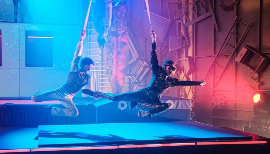 Deux comédiens du Cirque du Soleil sur scène., exécutant un numéro.