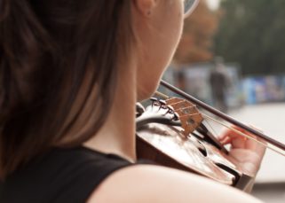 Une violoniste jouant de son instrument.