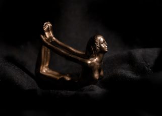 Une statuette noire.