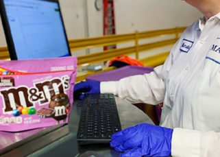 Un employé de Mars Wrigley de son usine de Topéka, dans le Kansas (Etats Unis).