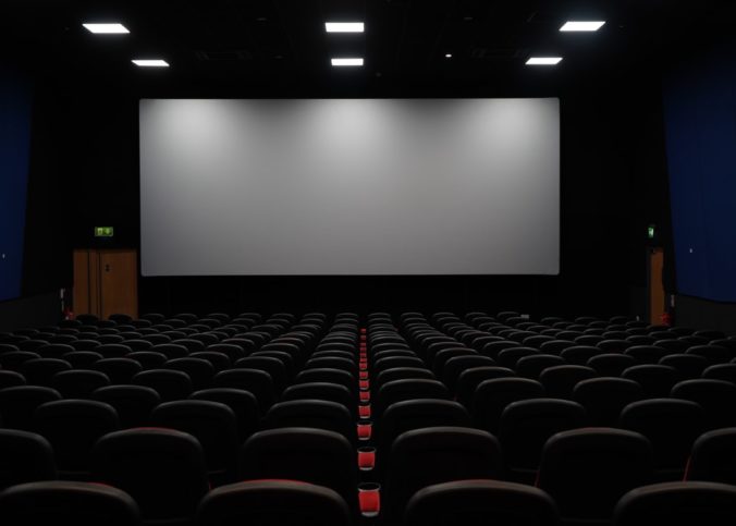 Une salle de cinéma sombre.