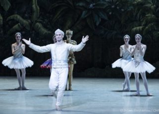 Français saluant le public après une représentation de « La Bayadère » le samedi 23 avril 2022.