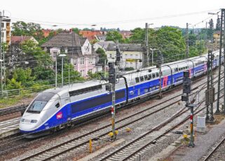 Un train de la SNCF sur les rails.