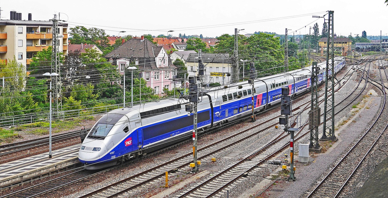 Un train de la SNCF sur les rails.